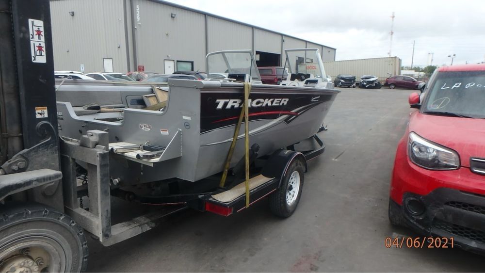 Моторний човен Tracker targa