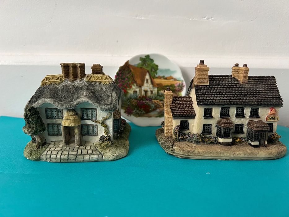 Мініатюрні будиночки та тарілочка