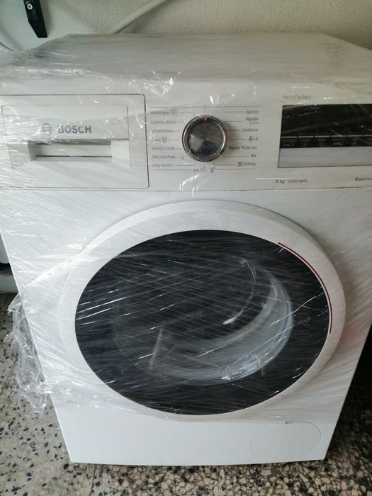 Máquina de lavar roupa Bosch de 8 kilos semi nova