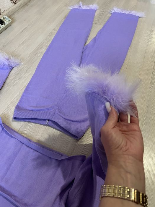 Лавандовий костюм з пірʼям с перями