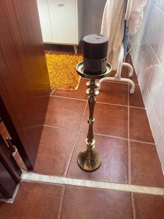 Castiçal em em ferro dourado