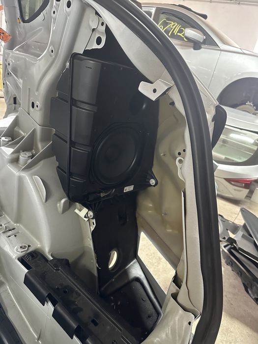 Tesla Model Y саббуфер / аудіо підсилювач дорест / рест