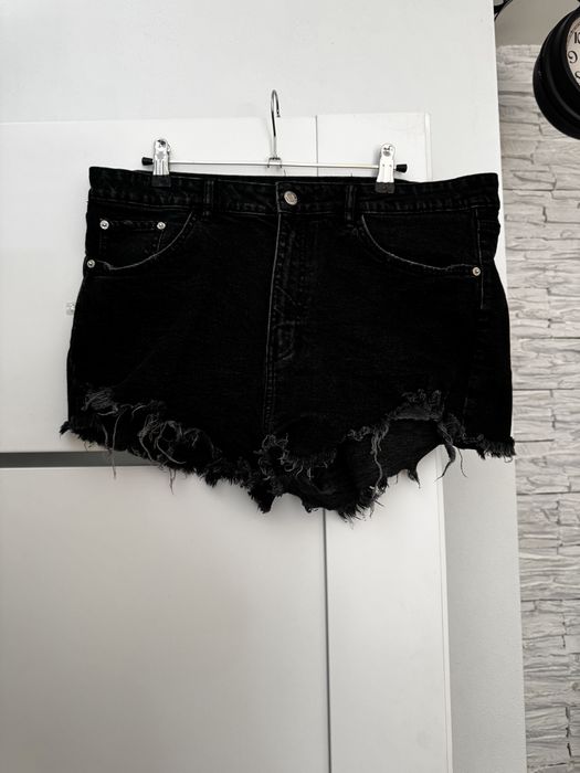 Czarne jeansowe spodenki szorty
