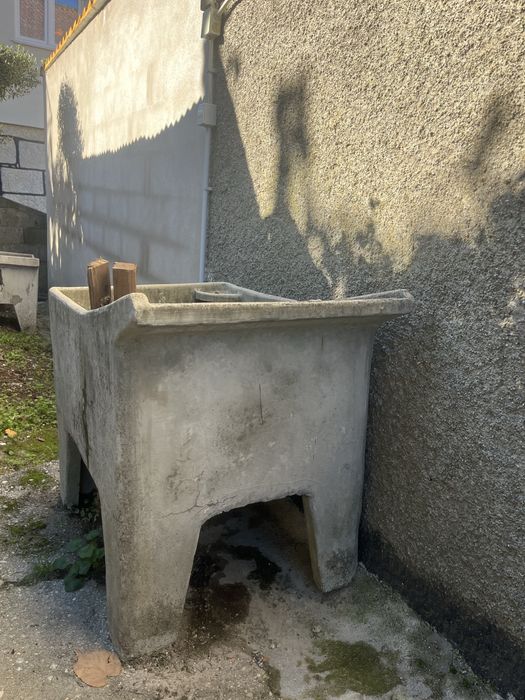 Tanque de Lavar Roupa em Cimento Robusto, Muito Resistente