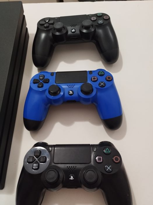 PS4 Pro em ótimo estado com 3 comandos
