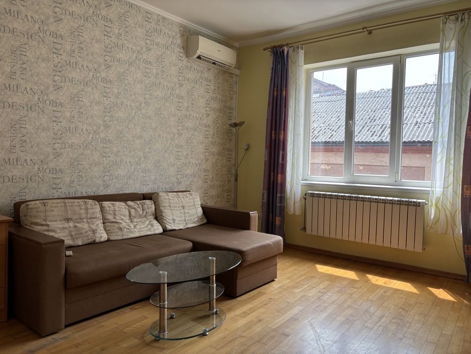 Трикімнатна квартира подобово біля собору