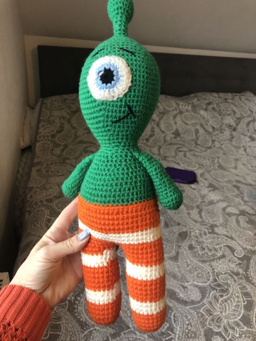 Kosmit na szydełku maskotka amigurumi hand made