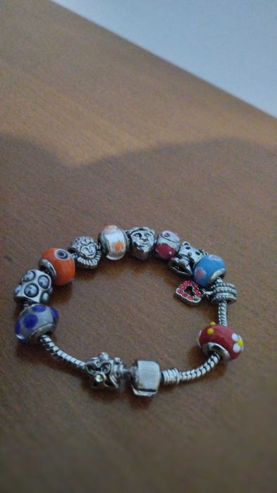 Pulseira Pandora com 12 contas