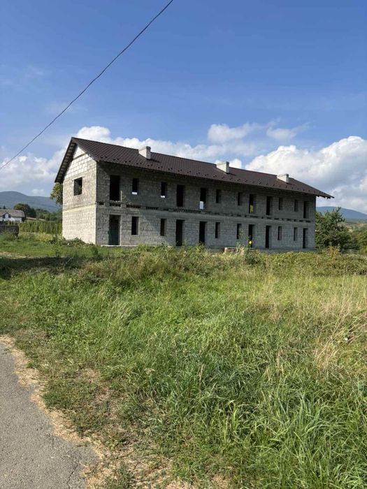 Продається 2-х поверхова забудова під готель в с. Солочин