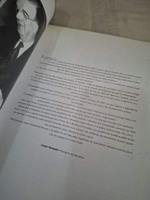 Livro sobre Eusébio com dedicatória
