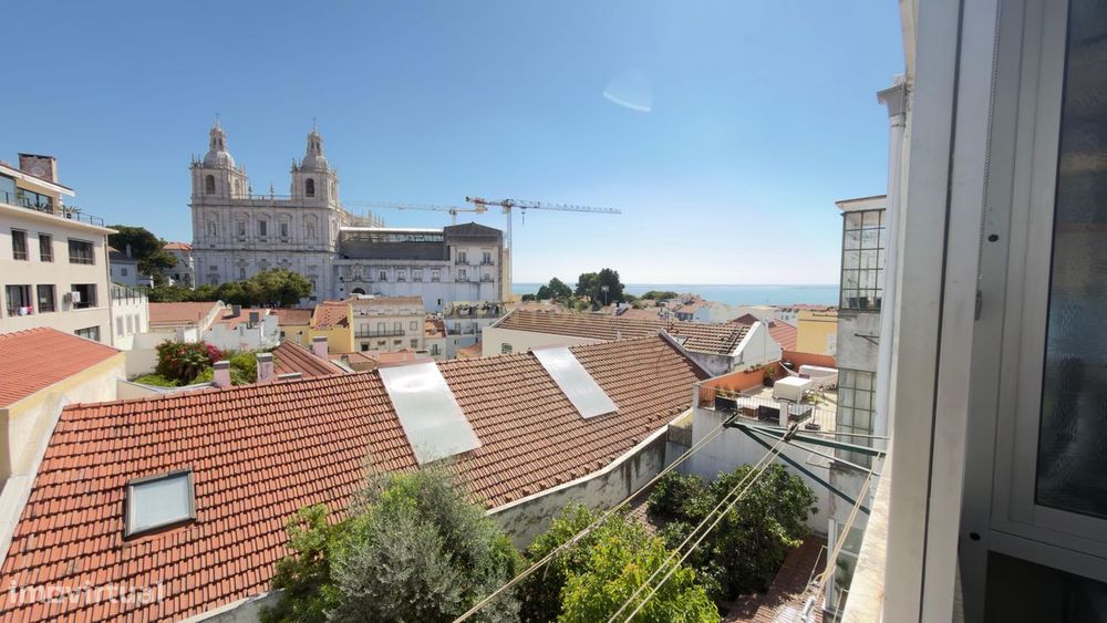 Apartamento T2 para remodelar com vista para o Convento de São Vicente