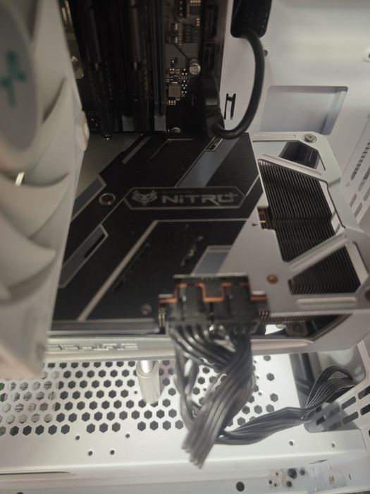 RX 5700 XT SAPPHIRE NITRO+ SE  полностью робочая и готовая к использованию