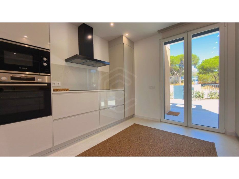 Moradia T3 de Design Moderno e Funcional em Empreendimento de Luxo ...