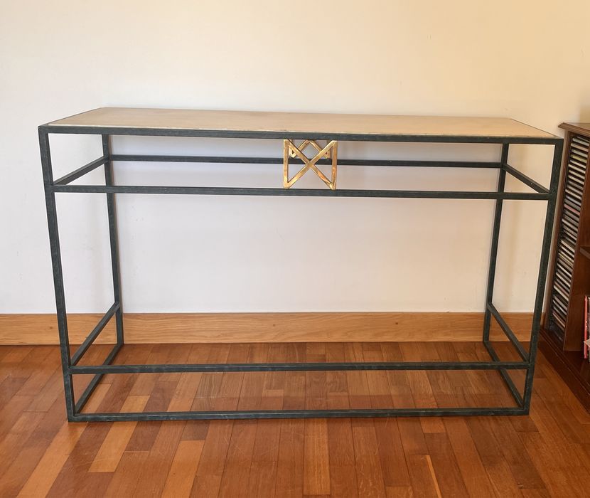 Mesa de apoio/ consola com tampo em pedra moleanos