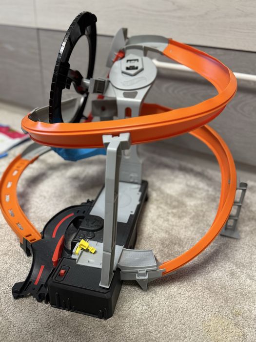 Трек HotWheels "Гонки на шиномонтаже