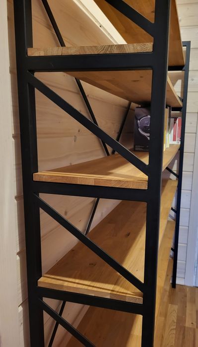 Dębowy regał loftowy.