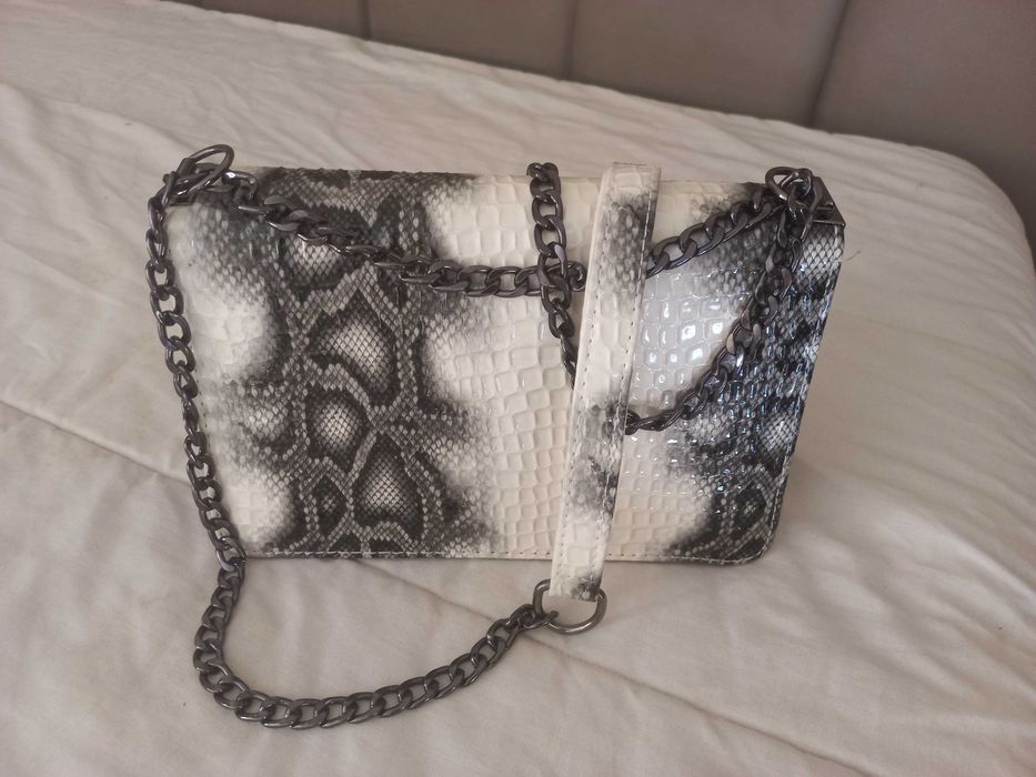 Mala tiracolo efeito pele de cobra