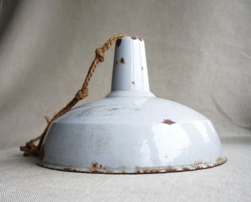 stara lampa metalowa rustykalna, wisząca