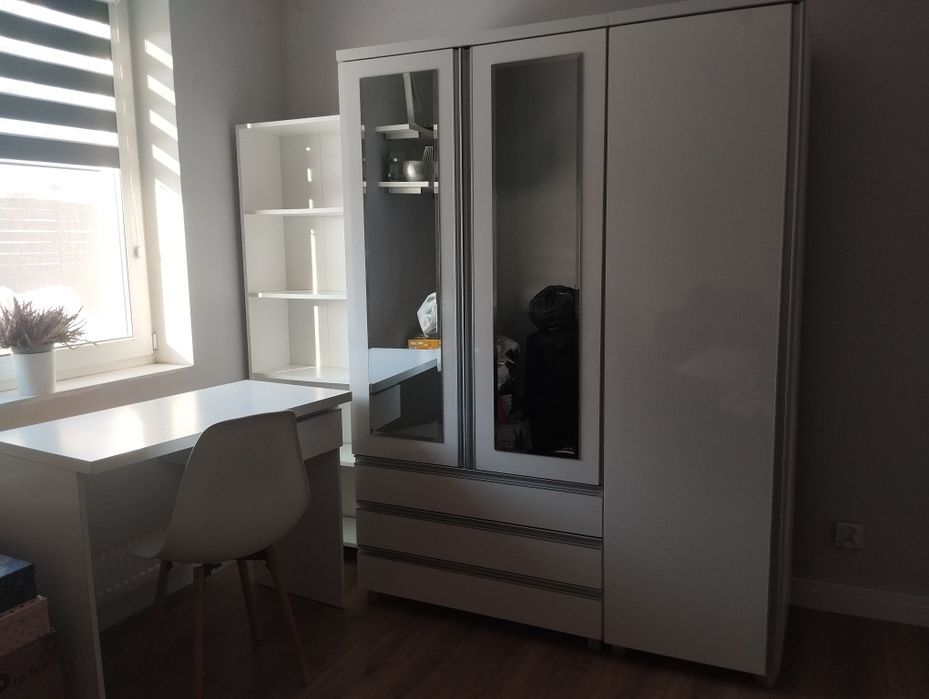 Zestaw mebli -Szafa, słupek, słupek na książki, biurko i krzeslo