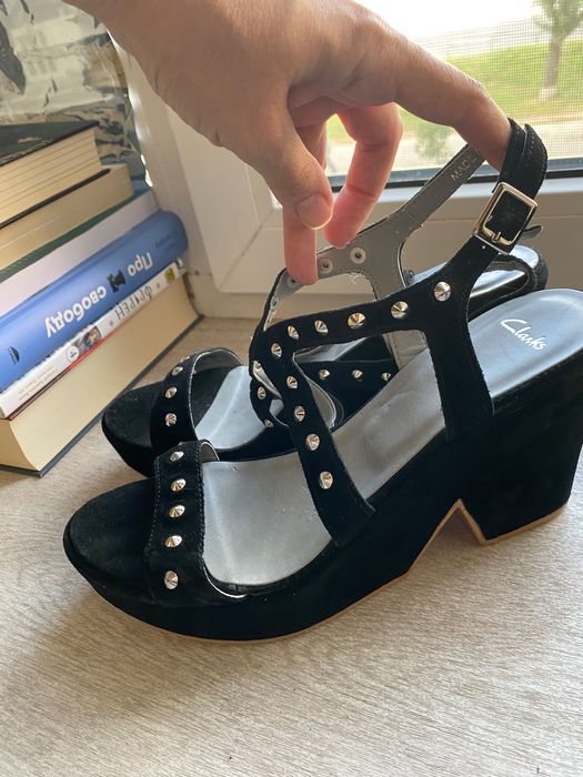 Босоніжки Clarks, замшеві, чорні