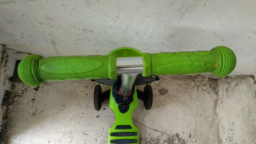 Самокат зелёный детский