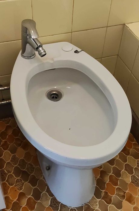 Bidé com torneira misturadora