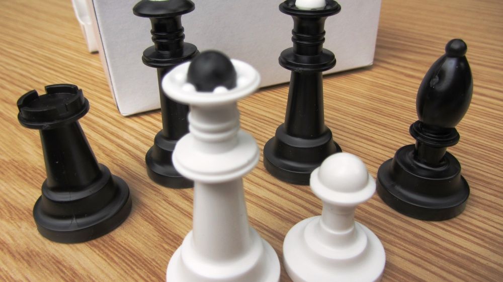 шахматы и шахматная доска новые, комплект, хороший подарок