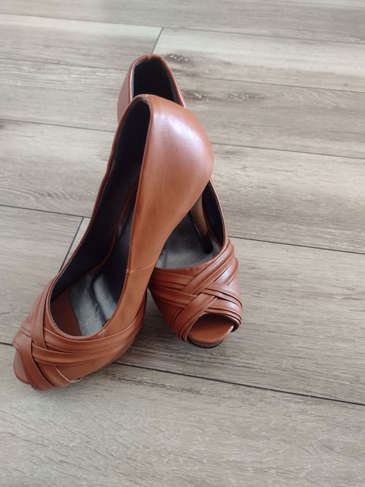 Buty damskie na wysokim obcasie