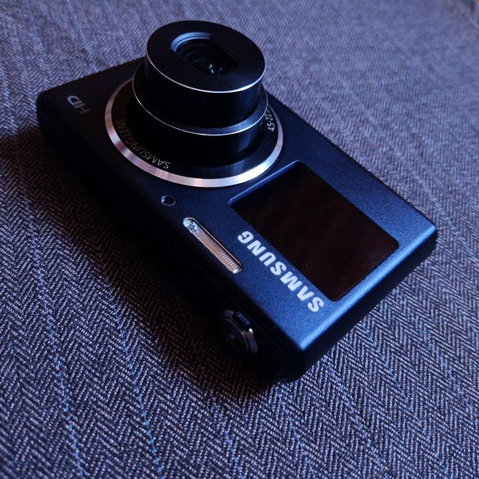 двохекранний Samsung DV150 f цифровий фотоапарат