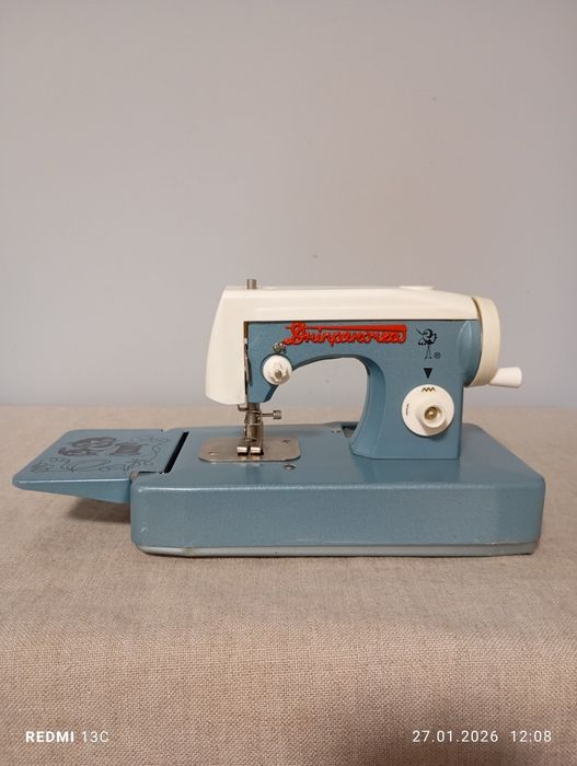 Детская швейная машинка Дніпряночка