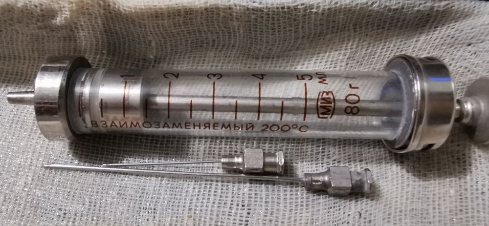 стерилизатор медицинский и шприц с иглами нержавейка