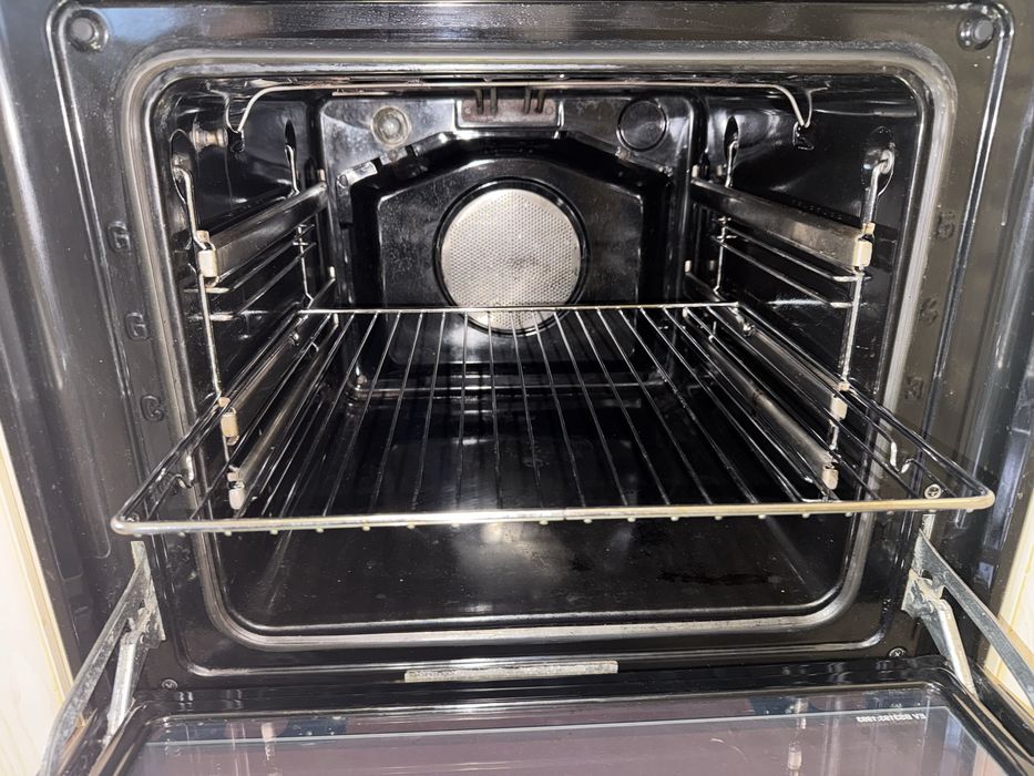 Надійна духова шафа Gorenje EVP454-443E