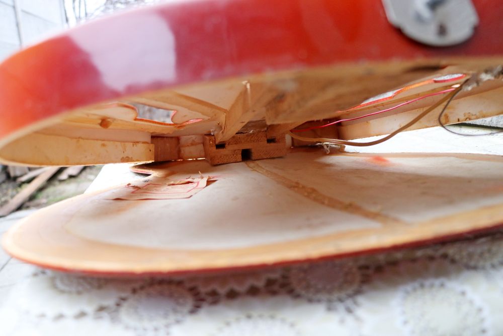 Бас гітара акустична.