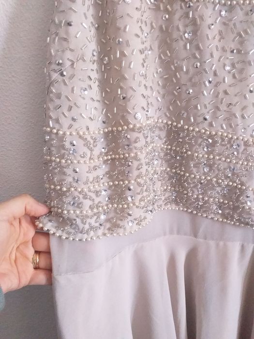 Vestido de cerimónia com bordados de pérolas
