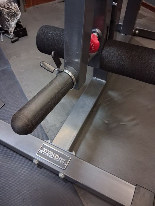 Banco Extensões Quadríceps e Femoral titanium strength Evolution 150CF