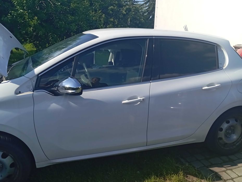 Drzwi, bok lewy , próg peugeot 208
