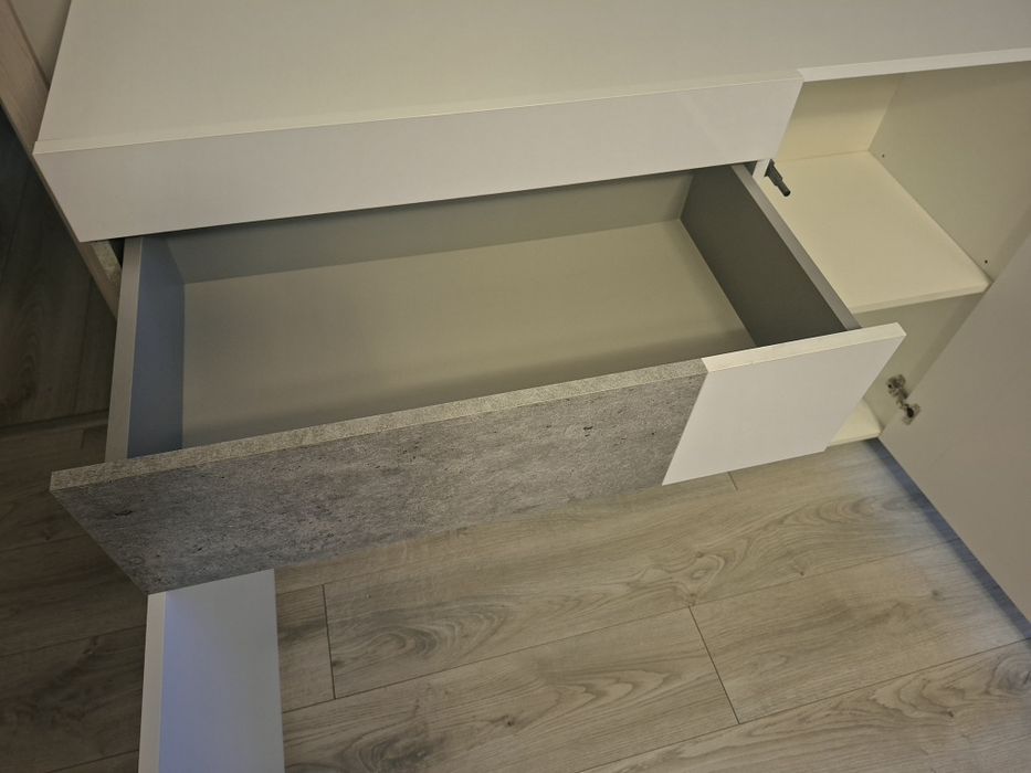 Sprzedam biala komode