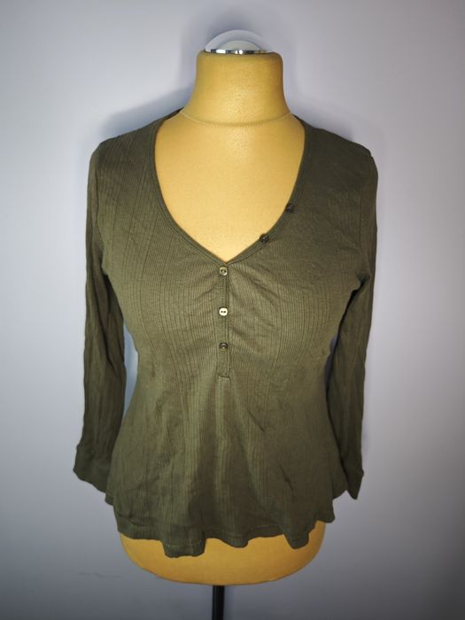 Oliwkowa prążkowana bluzka longsleeve henley z guzikami south18