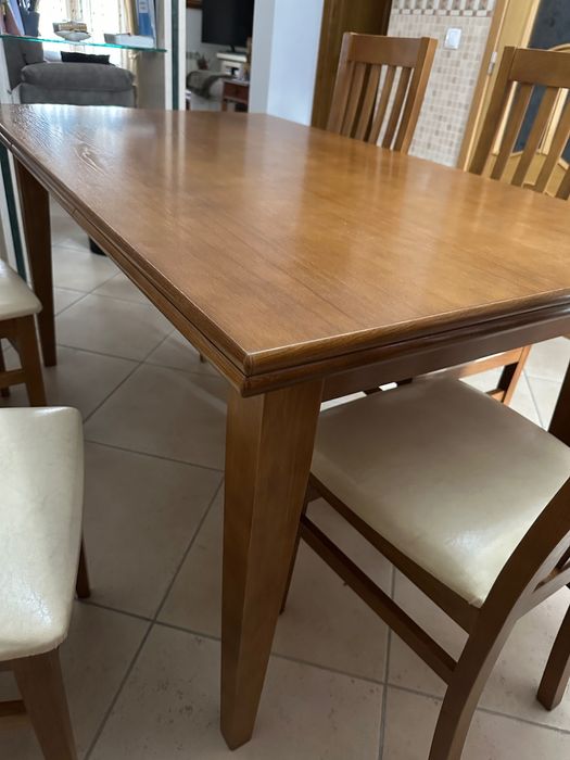 Mesa 1,50 x 0,90 pode ser até 2,50 x 0,90 e 6 cadeiras