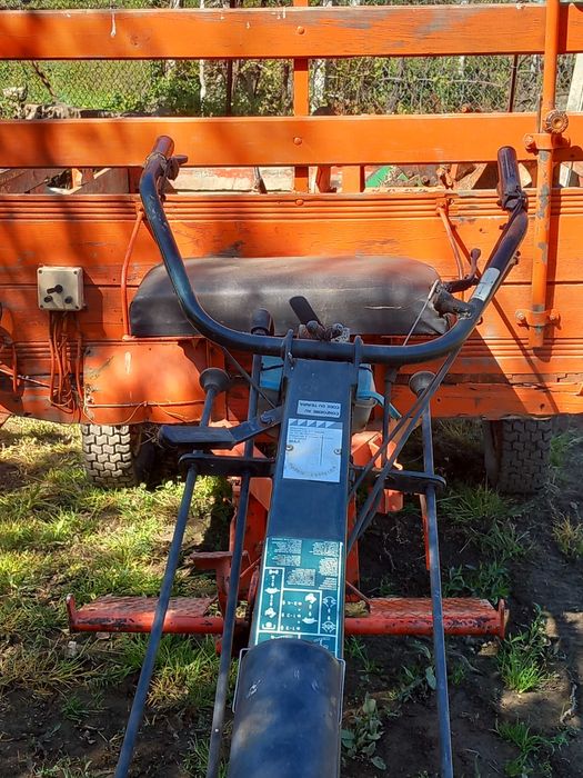Motocultivador  com alfaias e reboque