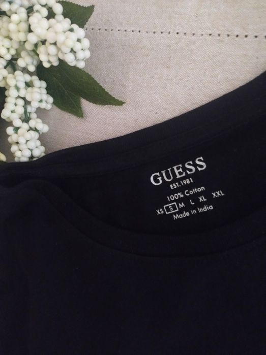T-shirt czarny Guess