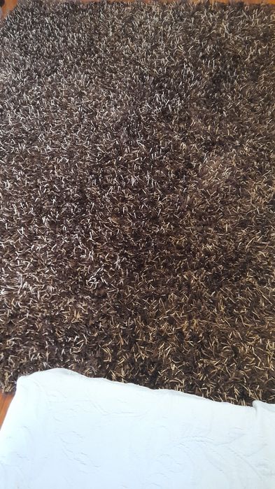 Carpete castanho. 240 cm.