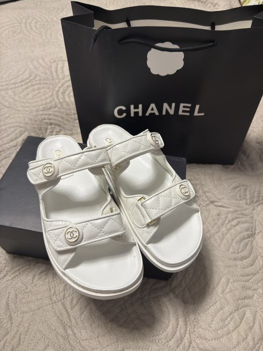 Klapki laczki pikowane Chanel – białe