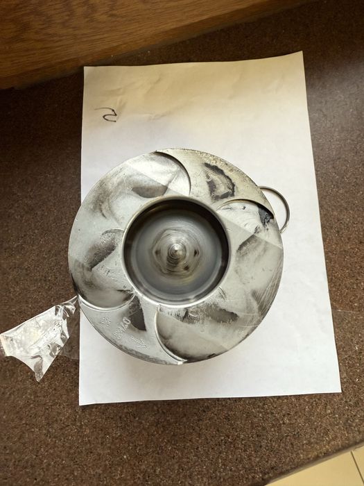 Поршень на mercdes sprinter двигун 2,7