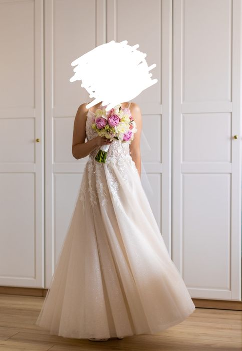 Suknia ślubna zdobiona kwiatami 3 D