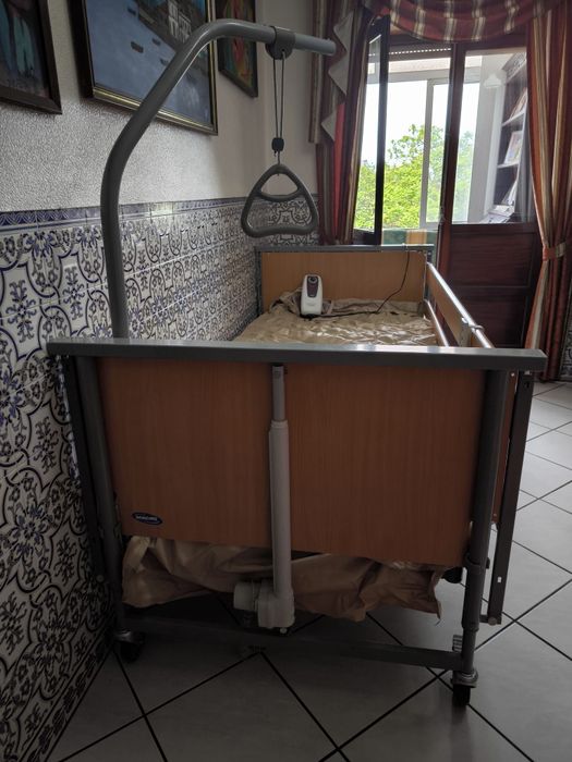 Cama articulada com colchão antiescaras