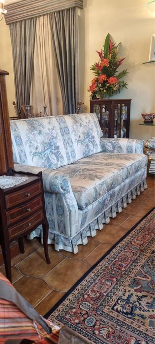 Conjunto de 2 sofas em tecido acetinado de excelente qualidade