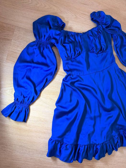 Гарна сукня у синьому кольорі