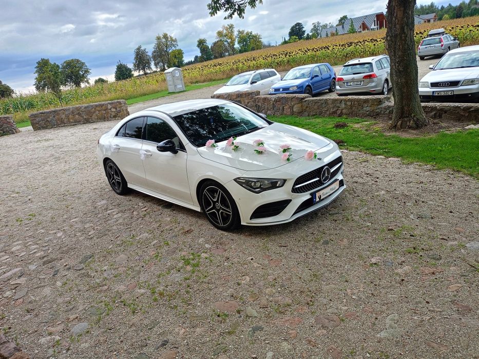 Auta do ślubu Mercedes E klasa oraz biały Cla