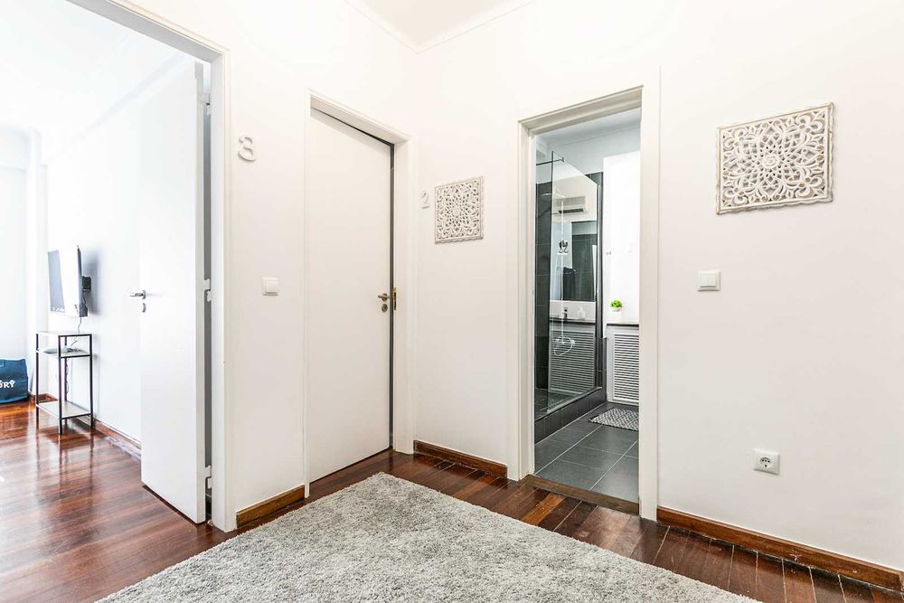 Quarto mobilado, em apartamento com 3 Casas de Banho, Cozinha, Lavandaria